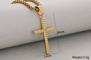 Primer plano detallado del colgante cruz dorada de 38mm con ranuras verticales