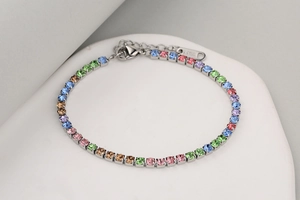 Detail eines bunten Kristall-Tennisarmbands mit S.STEEL graviertem Anhänger