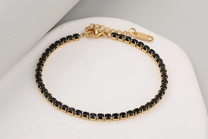 Detail eines 3mm vergoldeten Edelstahl-Tennisarmbands mit schwarzen Zirkoniasteinen