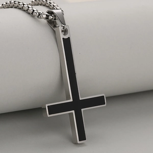 Collana minimalista in acciaio inossidabile argento con pendente a croce inversa nera