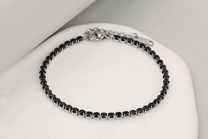 Nahaufnahme von silbernem Edelstahl-Tennisarmband mit schwarzen 3mm Zirkonsteinen