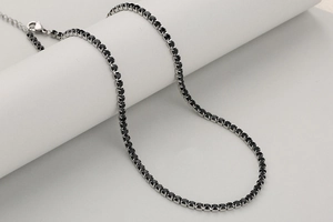 Detail einer 3mm Tennis-Halskette mit schwarzen Steinen, Karabinerverschluss und Verlängerungskette
