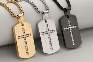 Tre collane militari da uomo con croce di zirconi in oro, argento e nero lucido