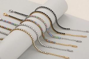 Details von sieben 3-mm-Tennisarmbändern mit bunten Steinen und Edelstahlgehäuse