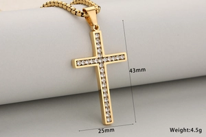 Detail van gouden kruis hanger met zirkonia, afmetingen 43mm bij 25mm, gewicht 4,5g