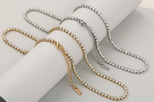 Detailansicht der 3mm Tennis-Halskette in Gold und Silber mit S.STEEL Gravur
