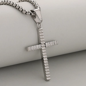 Colgante de cruz para hombre en acero inoxidable con diseño ondulado y cadena box