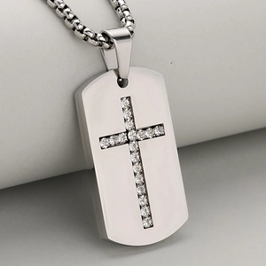 Collana con piastrina in acciaio inossidabile con croce di cristalli e catena a scatola