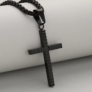 Colgante de cruz para hombre en acero inoxidable negro con textura de ranuras industriales