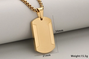 Dettaglio del ciondolo in acciaio dorato che mostra dimensioni 34mm e peso di 15,5g