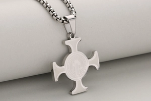 Detailansicht des Benediktuskreuz-Anhängers mit glänzendem Edelstahl-Finish und Kette