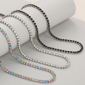 Set aus 3mm einreihigen Tennis-Halsketten mit bunten und klaren Kristallen auf Metall