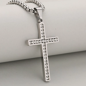 Gepolijste roestvrijstalen kruis hanger ketting met zirkonia op een box-ketting
