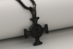 Detailansicht des schwarzen Edelstahl-Kreuzanhängers mit eingravierter Benediktus-Medaille
