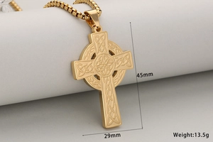 Détail macro du pendentif croix celtique dorée avec dimensions 45mm x 29mm et poids 13,5g