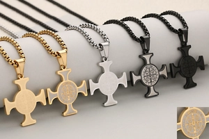Detail von St. Benedikt Kreuzketten in Gold, Silber und Schwarz auf Displayständern