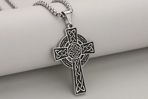 Vue détaillée du pendentif croix celtique en acier inoxydable avec motifs de nœuds noirs