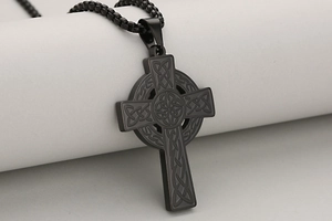 Détail du pendentif croix celtique noire en acier inoxydable avec gravures de nœuds complexes