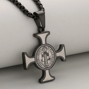 Saint-Benedikt-Kreuzanhänger aus Edelstahl in Schwarz und Silber mit Boxkette