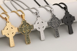 Détails de pendentifs croix celtique en cinq couleurs avec motifs de nœuds complexes
