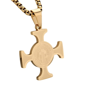 Goldene Edelstahl-Halskette mit Benedikt-Kreuz Anhänger und Box-Kette, 45-Grad-Ansicht