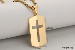 Dettaglio del ciondolo a croce con indicazioni di altezza 40mm e larghezza 21mm