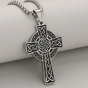 Collier avec pendentif croix celtique en acier inoxydable pour homme avec détails noirs