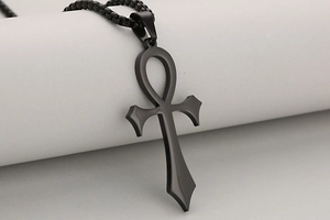 Primer plano del colgante egipcio Ankh de acero inoxidable negro mate en cadena de bolas