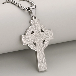 Pendentif Croix Celtique Viking en acier inoxydable avec gravures de nœuds tressés