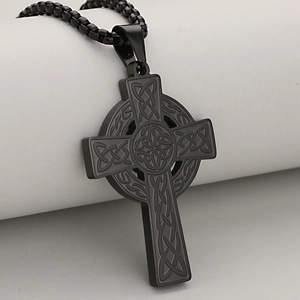 Pendentif croix celtique vintage en acier inoxydable noir avec nœuds sur chaîne à mailles