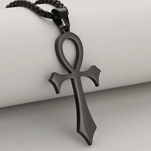 Colgante de cruz Ankh de acero negro pulido con cadena de bolas en soporte de exhibición