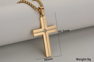 Detail van de gouden roestvrijstalen kruis ketting met maten 45,5 mm en gewicht 9 g