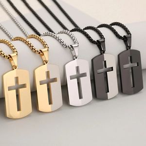 Collane dog tag alla moda con croce cava in cinque colori metallici per uomo e donna