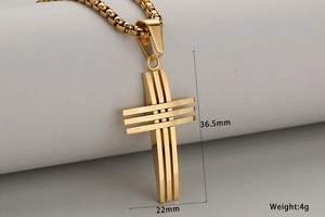 Makroansicht eines 36,5 mm goldenen Kreuzanhängers mit hochglanzpolierter Oberfläche