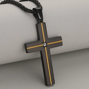 Zwarte roestvrijstalen kruis hanger ketting met gouden lijnen en enkel diamant accent
