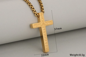 Vue macro du pendentif croix en acier doré avec runes vikings et spécifications