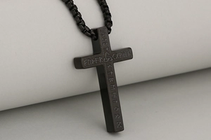 Détail du pendentif croix viking en acier inoxydable noir mat avec runes nordiques