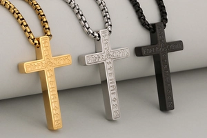 Pendentifs croix avec runes vikings en finitions or, argent et acier noir mat élégant