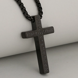 Pendentif croix viking en acier inoxydable avec runes nordiques fini noir mat