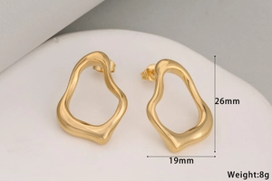 Detailansicht goldener unregelmäßiger Hohlohrringe mit Maßen 26mm mal 19mm
