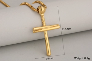 Détail du pendentif croix de baseball doré mesurant 53,5 mm par 30 mm avec chaîne box