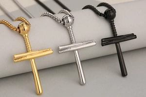 Vue détaillée des pendentifs croix en forme de battes de baseball en or et argent