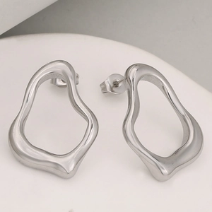 Minimalistische unregelmäßige hohle geometrische Ohrstecker aus poliertem Edelstahl