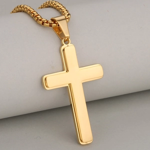 Colgante de cruz de doble capa en acero inoxidable dorado con una cadena box gruesa