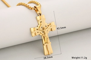 Makroaufnahme des Edelstahl-Kreuzanhängers in Gold mit Maßen von 42,5 mm x 28,5 mm