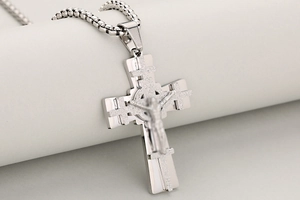 Detailansicht des dreischichtigen Silberkruzifix-Anhängers mit geprägter Jesus-Figur
