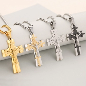 Dreilagige Kruzifix-Anhänger aus Edelstahl in Gold und Silber mit matter Oberfläche