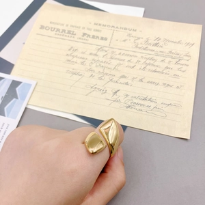 Minimalistische vergulde roestvrijstalen onregelmatige geometrische ring gedragen op duim
