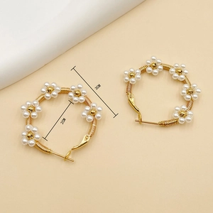 Elegant 3cm gold wire beaded earrings with white pearl flowers in a hoop design