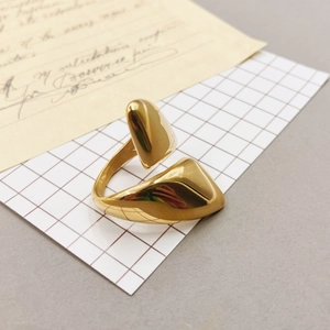 Minimalistische goudvergulde roestvrijstalen open ring met een geometrisch ontwerp